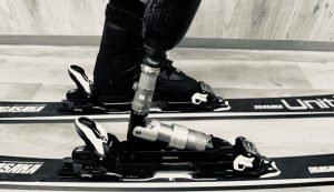 「【スキー操作編】日常用の義足でうまくスキー板を操作できるか？」
